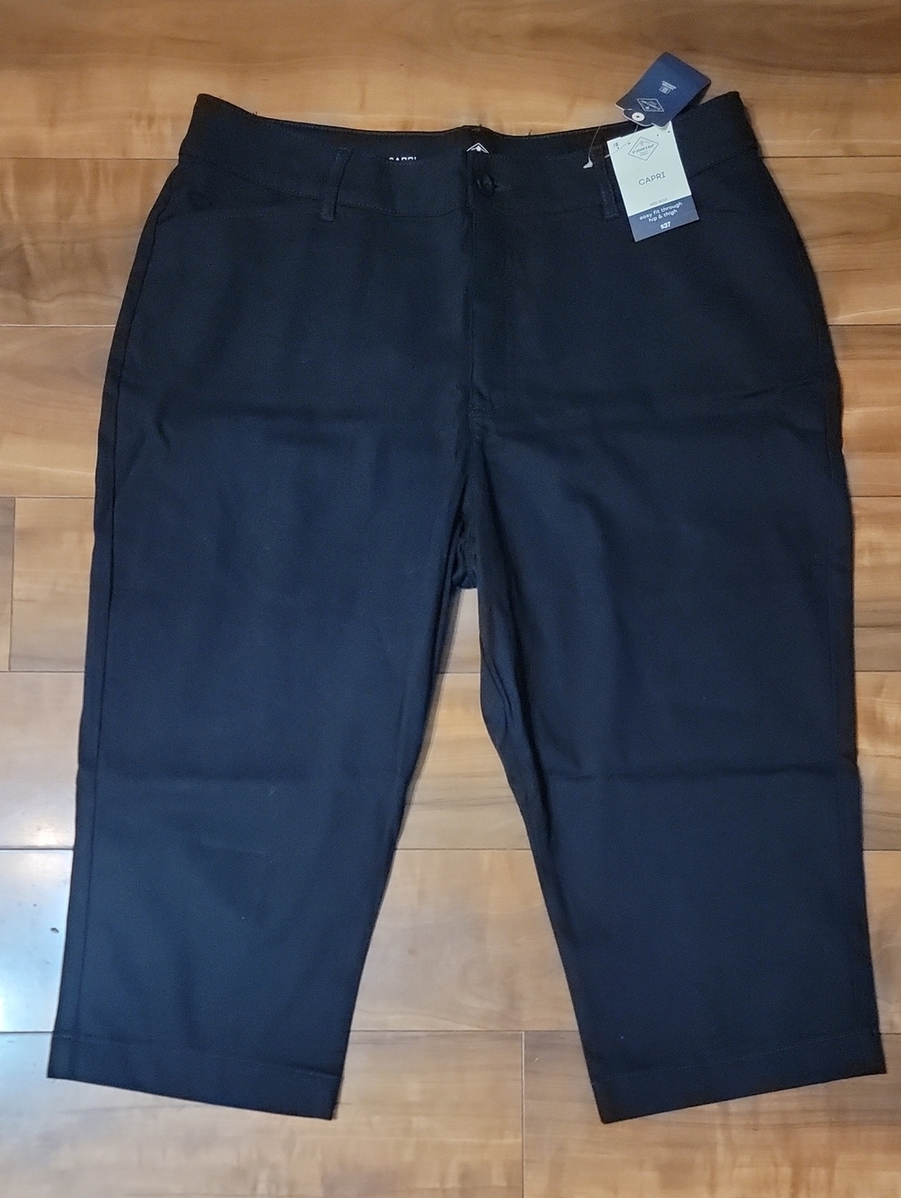 (#21) St. John's Bay Women's Black Capri Pants